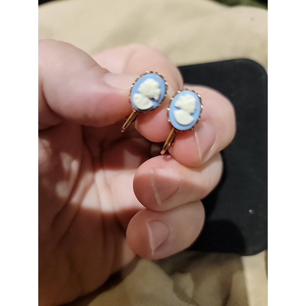 Danty Vintage blue and white oval cameo earrings in gold Tone Clip On